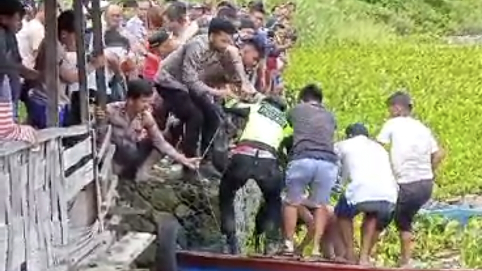 Tim Basarnas gabungan pada Sabtu, 2 November 2023 siang, menemukan satu dari 12 korban banjir bandang dan longsor yang terjadi di Desa Simangulampe, Kecamatan Bakti Raja, Kabupaten Humbang Hasundutan (Humbahas), Sumatera Utara.