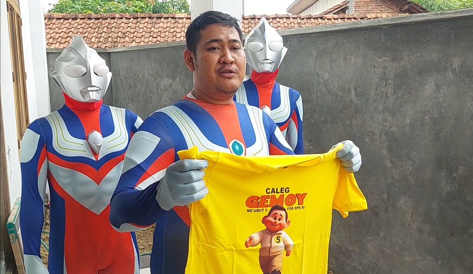 Aksi ultraman nyaleg itu pun mewarnai ramainya kontestasi politik. Selain gambar ultraman nyaleg, aksi ultraman bagi-bagi kaos pun juga terbilang menarik.