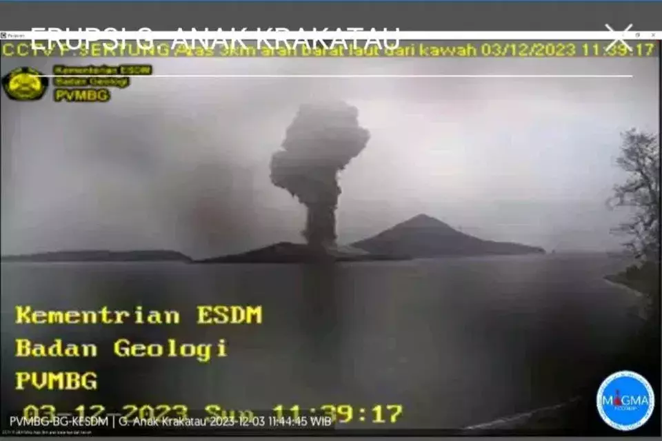 Gambar Gunung Anak Krakatau saat erupsi dari cctv PVMBG.