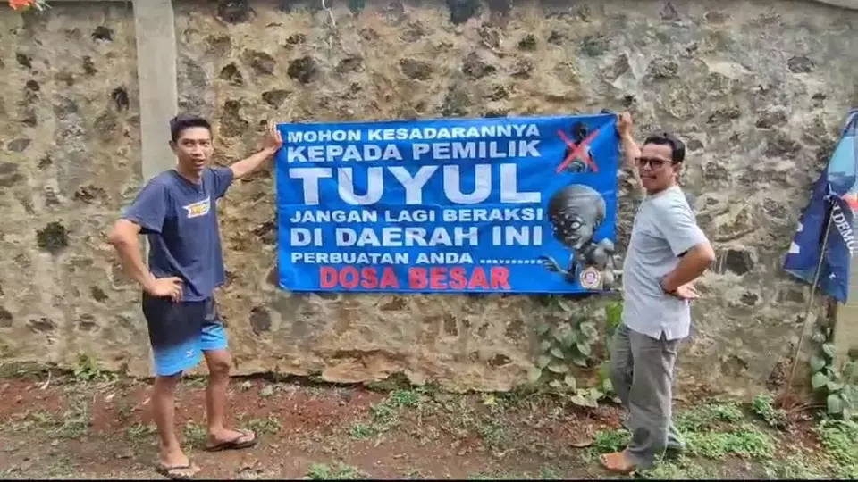 Warga Dusun Cibubuhan, Desa Mulyasari, Kecamatan Jatinagara, Kabupaten Ciamis, Jawa Barat, memasang spanduk tuyul dilarang beraksi.