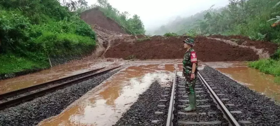 Longsor di jalur rel kereta Karanggandul, Karangsari, Purwokerto, Banyumas.