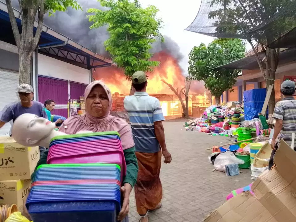 Ratusan lapak pedagang di Pasar Leces, Kecamatan Leces, Kabupaten Probolinggo, Jawa Timur, mengalami kebakaran, pada Senin, 4 Desember 2023.