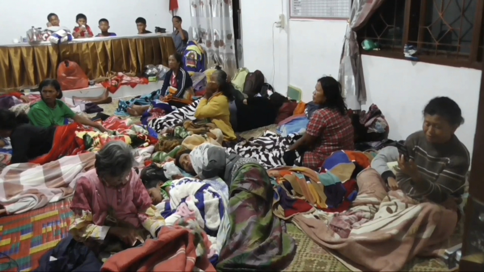 Sebanyak 80 warga korban banjir bandang dan tanah longsor yang terjadi di Desa Simangulampe, Kecamatan Bakti Raja, Kabupaten Humbang Hasundutan (Humbahas), Sumatera Utara hingga saat ini masih mengungsi di Kantor Camat Bakti Raja, Senin, 4 Desember 2023.