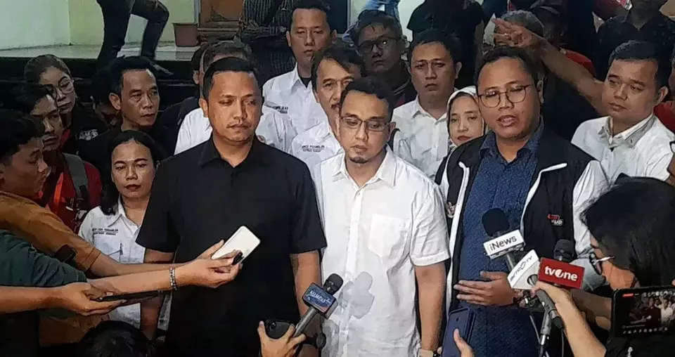 Presenter Aiman Witjaksono rampung diperiksa di Polda Metro Jaya terkait kasus dugaan hoax yang menyebut oknum aparat kepolisian tak netral di Pemilu 2024, Selasa 5 Desember 2023.