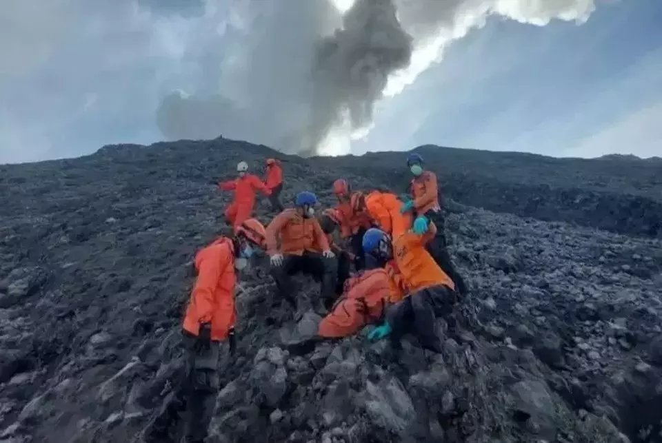 Proses evakuasi pendaki meninggal dunia oleh tim gabungan pada Selasa 5 Desember 2023.