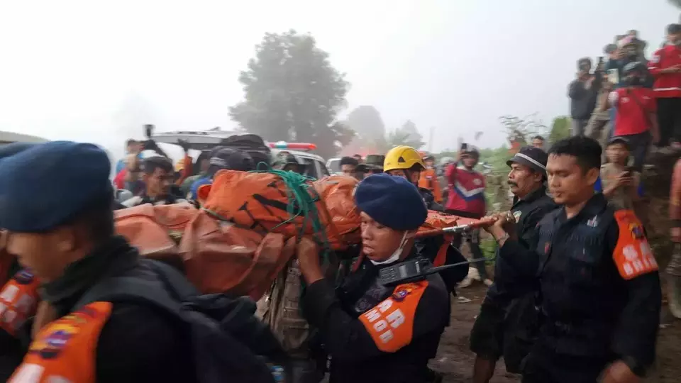 Proses evakuasi pendaki meninggal dunia oleh tim gabungan di Gunung Marapi, Selasa 5 Desember 2023. 