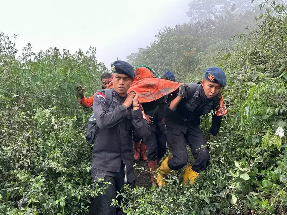 Petugas sedang mengevakuasi salah seorang korban meninggal erupsi Gunung Marapi.