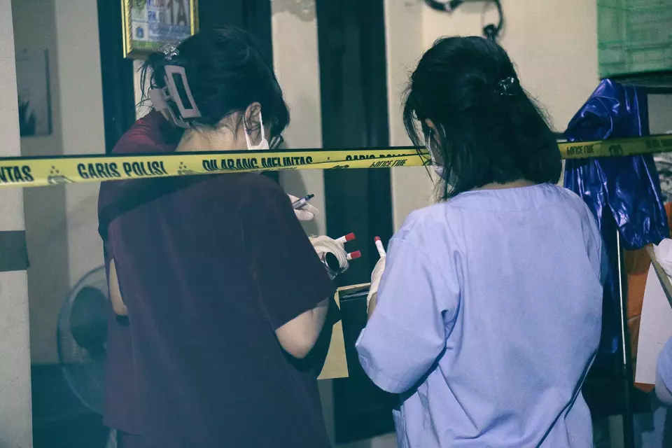 Petugas gabungan forensik mabes polri melakukan olah TKP di tempat ditemukannya Empat bocah terdiri atas dua perempuan dan dua laki-laki diduga dibunuh orang tuanya sendiri di Jagakarsa, Jakarta Selatan, Rabu 6 Desember 2023. Polisi masih menyelidiki penemuan mayat 4 bocah malang tersebut. Dugaan sementara, pelaku adalah orang tuanya sendiri.