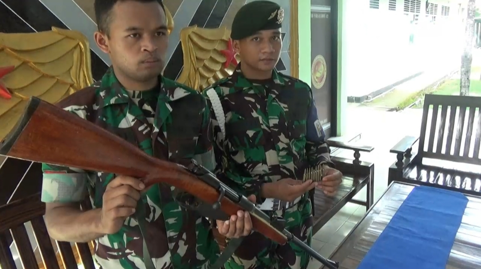 TNI Sita Senjata Api Peninggalan Belanda Serta Amunisi Dari Warga