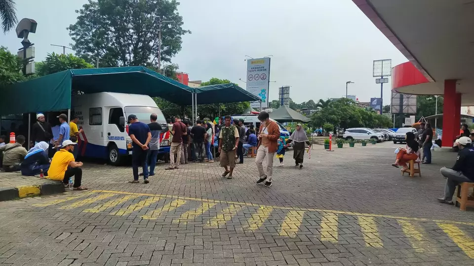 Antrean panjang pemohon perpanjangan SIM di loket Mall Jambu Dua, Kota Bogor, Jawa Barat, Sabtu, 9 Desember 2023.
