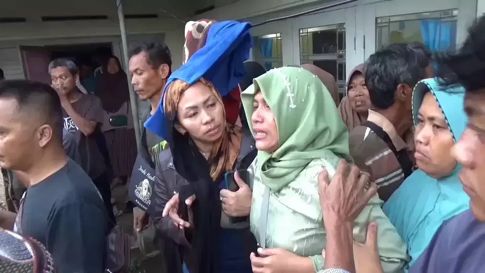 Dua orang petani tersambar petir saat tengah berteduh di saung Blok Sawah Asem, Dusun Babakan, Desa Panyindangan, Kecamatan Buahdua, Kabupaten Sumedang, Jawa Barat, Sabtu, 9 Desember 2023.