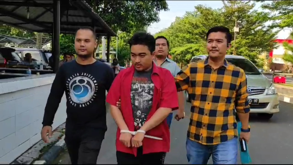 Tersangka Mus Muliadji (25 tahun) saat digiring penyidik kesel tahanan Mapolda Sumatera Utara, Sabtu, 9 Desember 2023. 