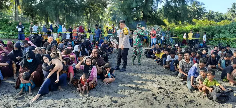 Ratusan pengungsi Rohingya kembali masuk perairan Aceh. Kali ini mereka mendarat di pesisir Pantai Gampong Blang Raya, Kecamatan Muara Tiga, Pidie. Mereka tiba Minggu 10 Desember 2023.