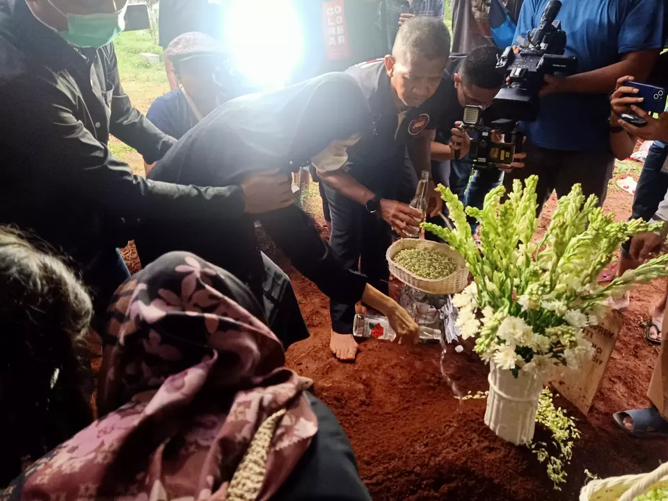 Jenazah keempat anak korban yang di bunuh ayahnya, sore ini dimakamkan di Tempat Pemakaman Umum (TPU) Perigi Bedahan Sawangan, Depok.