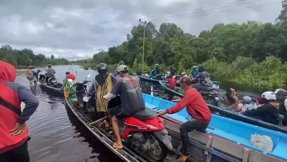 Bencana banjir di Kabupaten Kapuas Hulu, Kalimantan Barat terus meluas. Banjir akibat tingginya curah hujan itu menggenangi ruas jalan nasional di perbatasan RI-Malaysia di Kecamatan Kalis, Minggu, 10 Desember 2023.