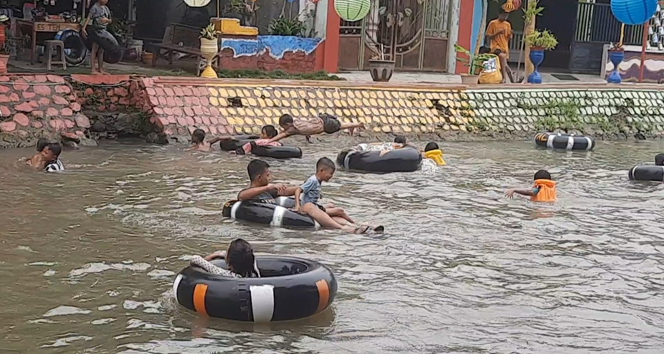 Sebuah sungai yang dulunya kotor dan kumuh di kawasan Balongbendo, Sidoarjo, Jawa Timur, kini disulap jadi wahana wisata renang dan ramai dikunjungi wisatawan, Minggu, 10 Desember 2023.
