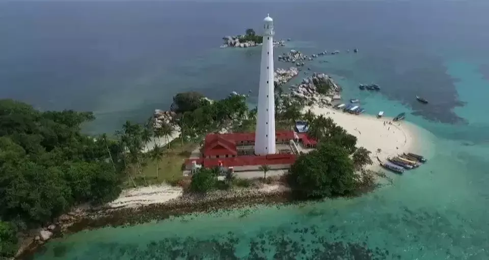 Bangka Belitung merupakan provinsi yang terletak di timur Pulau Sumatera. Keindahan alamnya yang memukau, membuat wilayahh ini sangat menarik untuk dikunjungi. Salah satunya adalah Pulau Lengkuas.