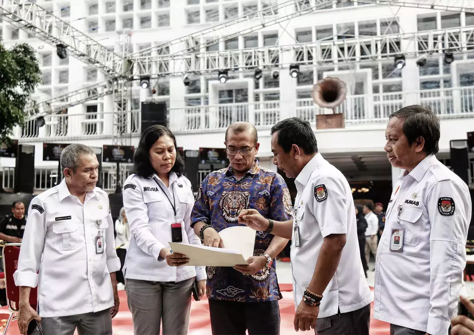 Ketua KPU RI Hasyim Asy’ari (tengah) bersama sejumlah petugas KPU, memantau perkembangan pengerjaan tempat acara debat perdana calon presiden dan wakil presiden (capres-cawapres) di halaman kantor KPU, Jakarta, Senin 11 Desember 2023