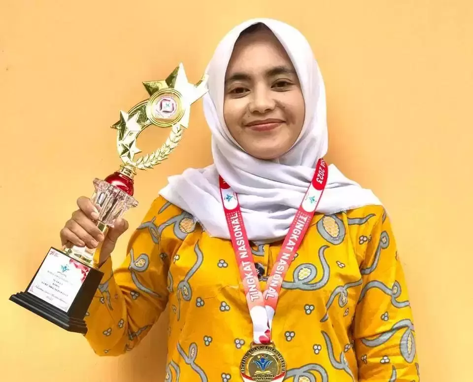 Juara satu nasional science and social competition (NSSC) atau kompetisi Sains Merdeka Indonesia 2023 disabet oleh Wiwin Dwi Jayanti (27), seorang guru SMA Baithani Kecamatan Tutur, Kabupaten Pasuruan, Jawa Timur.