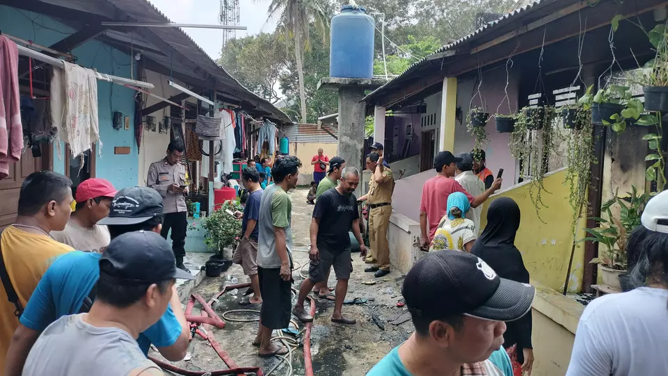 Kebakaran menghangsukan dua kontrakan di Jalan H Gedad RT 02, RW 02, Kelurahan Paninggilan Utara, Kecamatan Ciledug, Kota Tangerang, Senin, 11 Desember 2023.