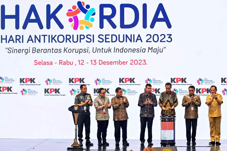 Presiden Jokowi (ketiga kanan) didampingi Mendagri Tito Karnavian (kanan), Kepala Staf Kepresidenan Moeldoko (kedua kanan), Panglima TNI Jenderal TNI Agus Subiyanto (kiri), Menpan-RB  Abdullah Azwar Anas (kedua kiri), Seskab Pramono Anung (ketiga kiri) dan Ketua KPK Nawawi Pomolango (keempat kiri) membuka peringatan Hari Antikorupsi Sedunia (Hakordia) di Istora Senayan, Jakarta, Selasa, 12 Desember2023.