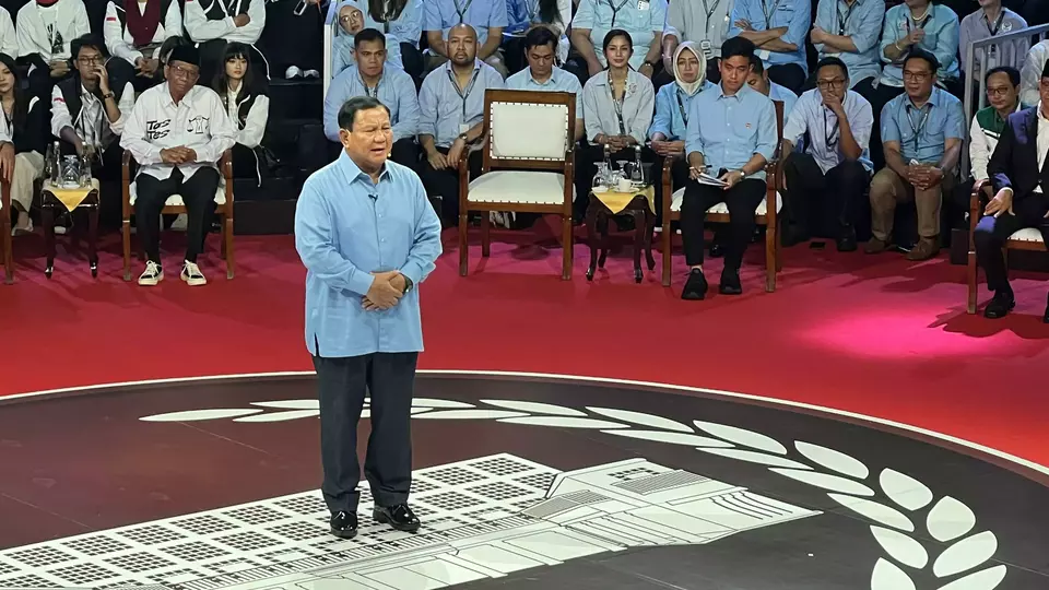 Calon presiden Prabowo Subianto menyampaikan visi dan misinya saat debat perdana capres pemilu 2024 di Komisi Pemilihan Umum (KPU), Jakarta Pusat, Selasa, 12 Desember 2023.