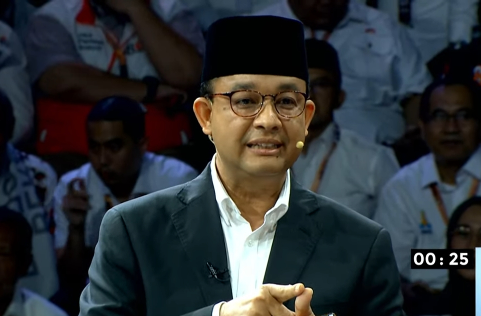 Calon presiden Anies Baswedan menyampaikan visi dan misinya saat debat perdana capres pemilu 2024 di Komisi Pemilihan Umum (KPU), Jakarta Pusat, Selasa, 12 Desember 2023.