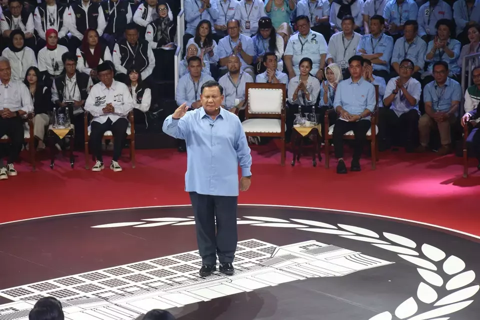 Calon presiden Prabowo Subianto menyampaikan visi dan misinya saat debat perdana capres pemilu 2024 di Komisi Pemilihan Umum (KPU), Jakarta Pusat, Selasa, 12 Desember 2023.