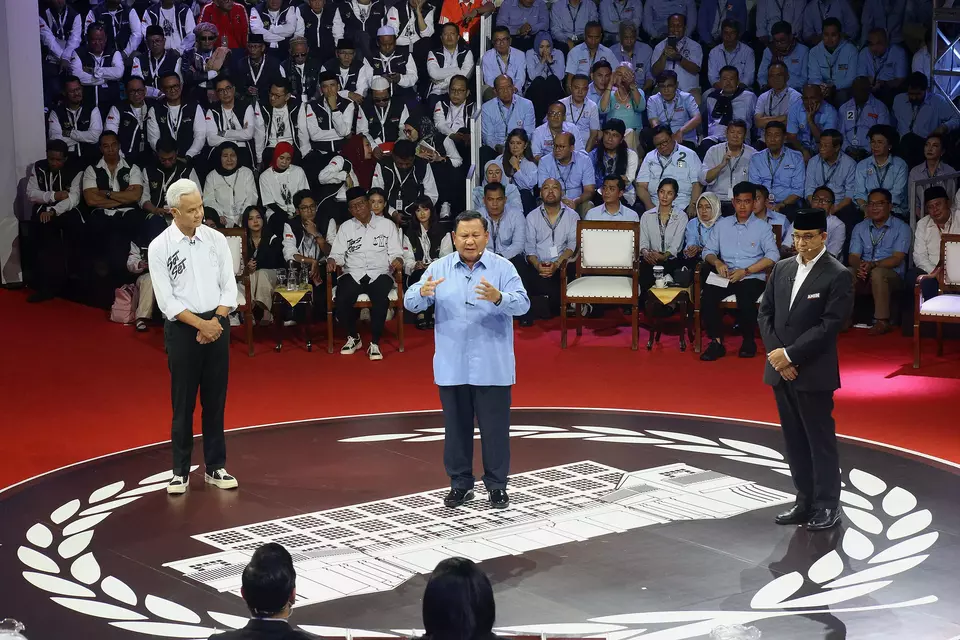 (kanan ke kiri) Capres nomor urut 01 Anies Baswedan, 02 Prabowo Subianto, 03 Ganjar Pranowo mengikuti sesi tanya jawab dalam debat capres 2024 perdana di halaman gedung KPU, Jakarta, Selasa, 12 Desember 2023.