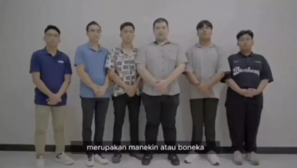 Enam orang pria yang mengaku dari mahasiswa Universitas Prima Indonesia (Unpri) Medan melakukan klarifikasi terkait dengan video viral temuan jasad manusia di bak air lantai Unpri, Selasa 12 Desember 2023.