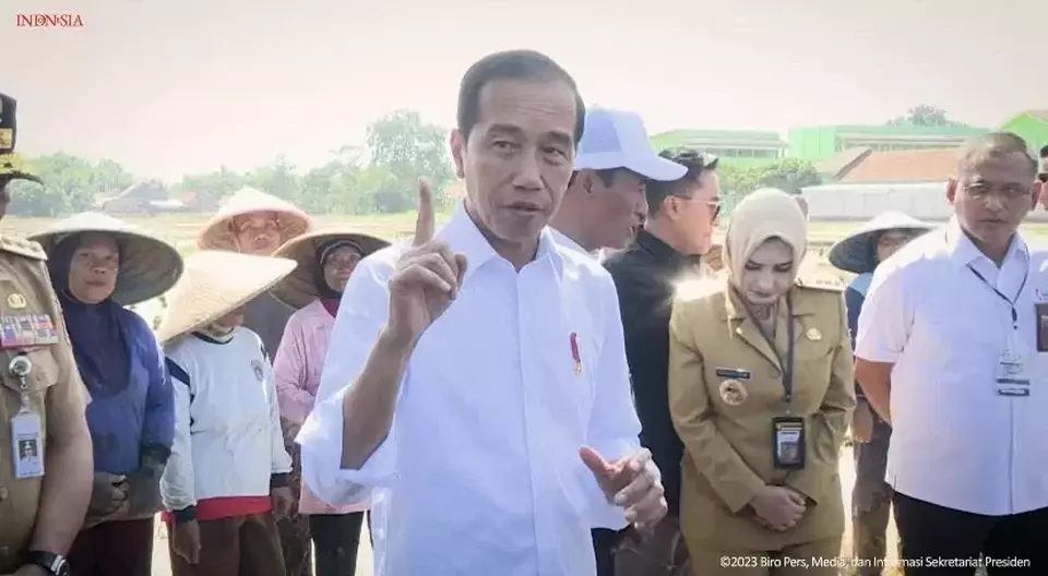 Presiden Jokowi seusai penanaman padi di Pekalongan, Jawa Tengah, Rabu (13/12/2023).