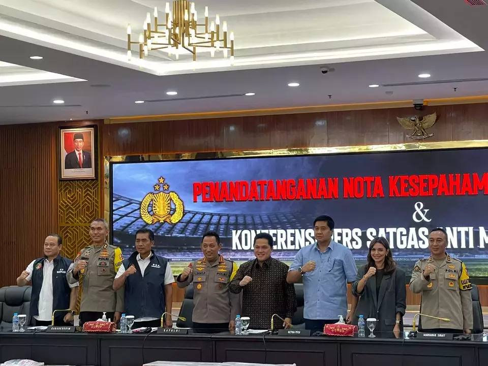 Kapolri Jenderal Listyo Sigit Prabowo dan Ketua PSSI Erick Thohir menandatangani nota kesepahaman (MoU) untuk mengelola iklim olahraga bola yang lebih baik di Mabes Polri, Selasa, 13 Desember 2023.