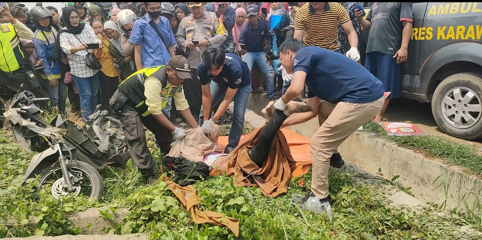 Berboncengan Motor, 2 Siswi SMK Di Karawang Tewas Tertabrak Kereta