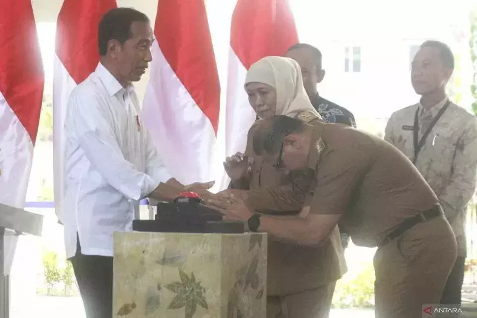 Presiden Joko Widodo (Jokowi) bersalaman dengan Pj Wali Kota Batu Aries Agung Paewai (dua kanan) dengan didampingi Gubernur Jatim Khofifah Indar Parawansa seusai meresmikan Pasar Induk Among Tani di Kota Batu, Jawa Timur, Kamis 14 Desember 2023. 