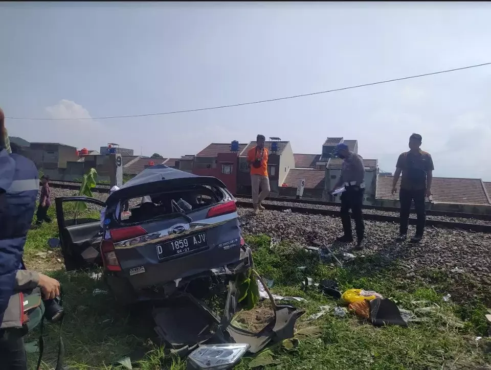 Jumlah korban tewas akibat insiden minibus tertabrak kereta api feeder (pengumpan) Kereta Cepat Jakarta Bandung (KCJB) Whoosh di titik perlintas sebidang tanpa palang pintu Kampung Sumur Bor bertambah jadi empat orang, Kamis, 12 Desember 2023.