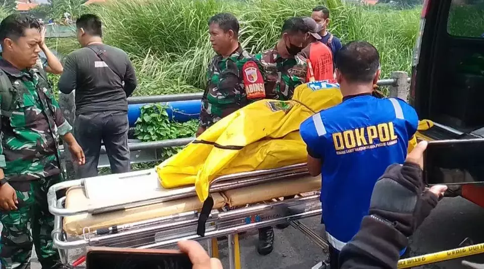 Polisi membawa mayat pria tanpa identitas dan penuh luka yang sebelumnya ditemukan di aliran Sungai Jombong, belakang Museum Mpu Tantular Sidoarjo, Desa Sidokerto, Kecamatan Buduran, Sidoarjo, Jumat 15 Desember 2023.