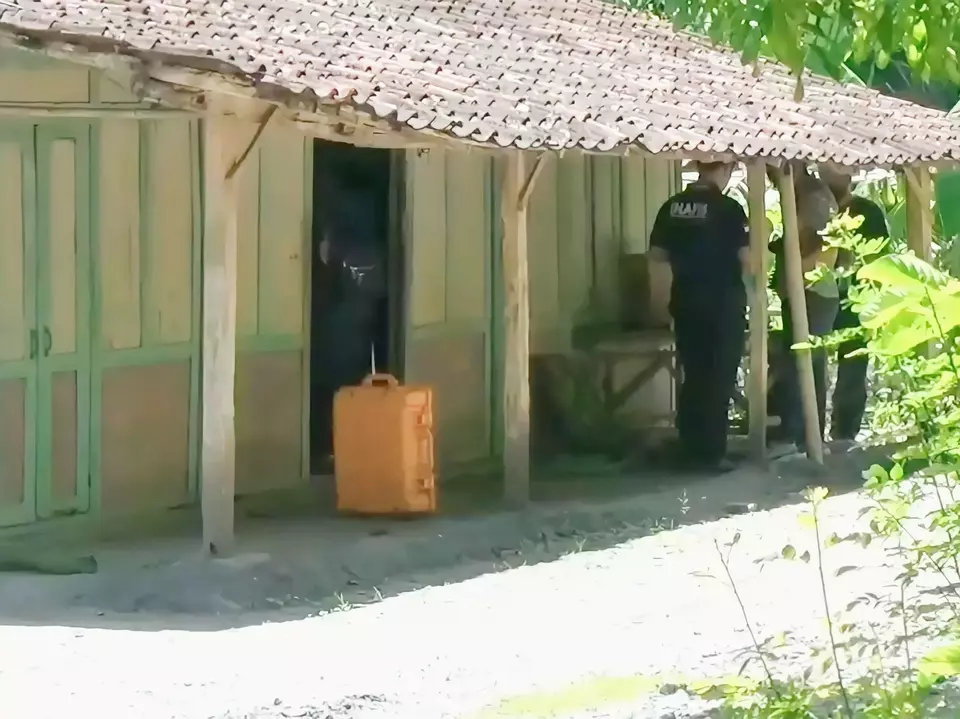 Petugas saat menggeledah isi rumah terduga pelaku terorisme dan mengamankan sejumlah barang bukti di Ngawi, Jawa Timur, Sabtu, 16 Desember 2023.
