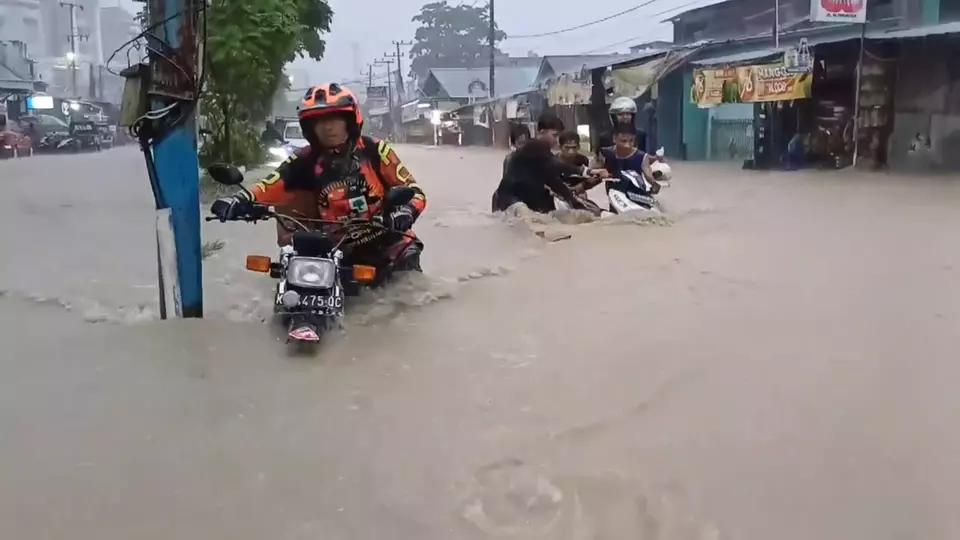 Kondisi banjir yang merendam ratusan rumah dan pertokoan di Jalan DI Panjaitan, Kelurahan Mugirejo, Kecamatan Sungai Pinang, Kota Samarinda, Kalimantan Timur, Sabtu 16 Desember 2023
