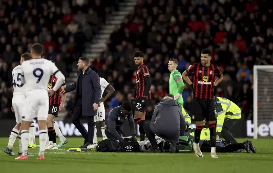 Pertandingan Bournemuth melawan Luton Town dihentikan karena salah seorang pemain yakni Tim Lockyard pingsan, 