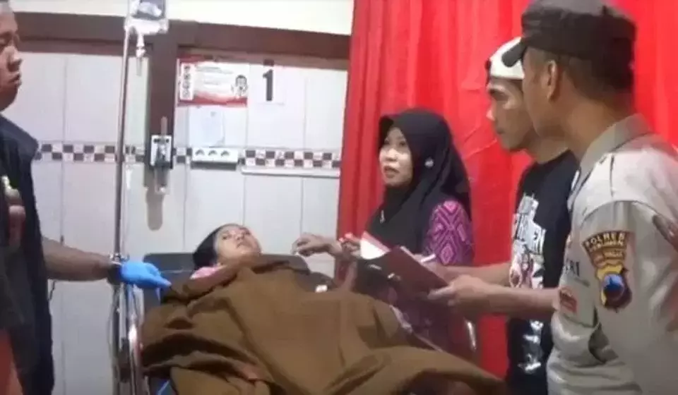 Seorang warga mendapat perawatan setelah keracunan seusai mengonsumsi siomai.