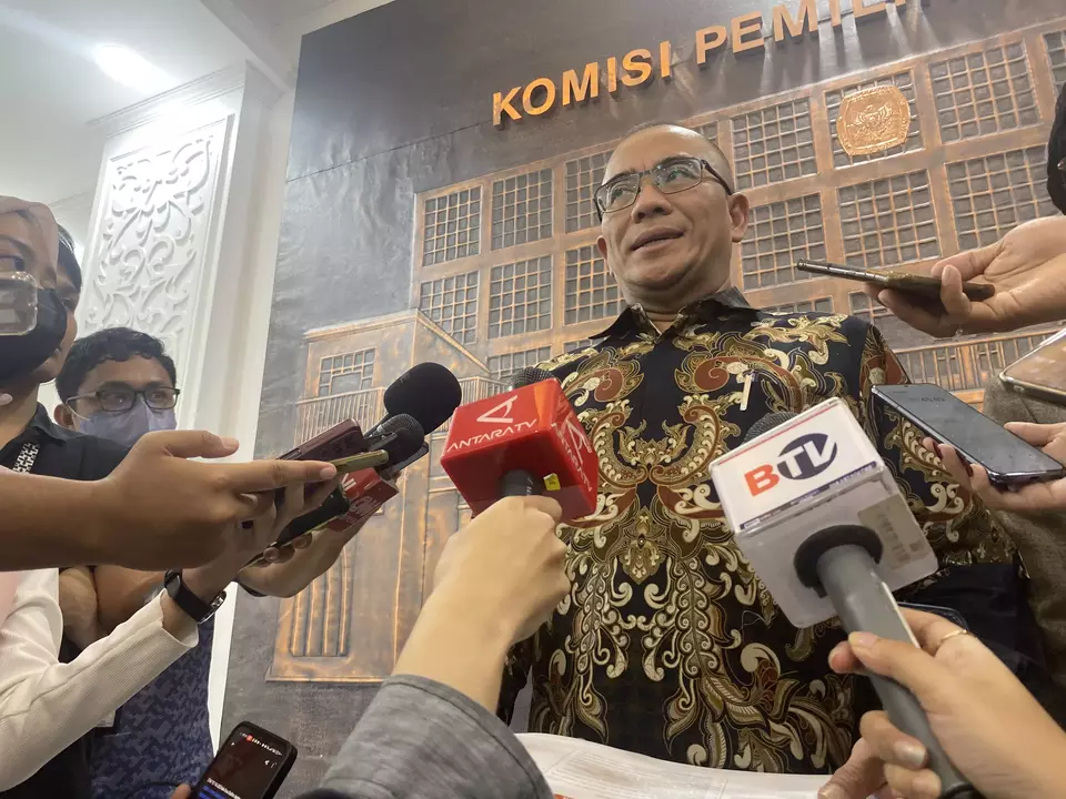 Ketua KPU Hasyim Asy’ari mengungkapkan berbeda dengan pada saat debat calon presiden (capres) sebelumnya, pada debat cawapres mendatang, KPU akan menyiapkan podium, Senin, 18 Desember 2023.