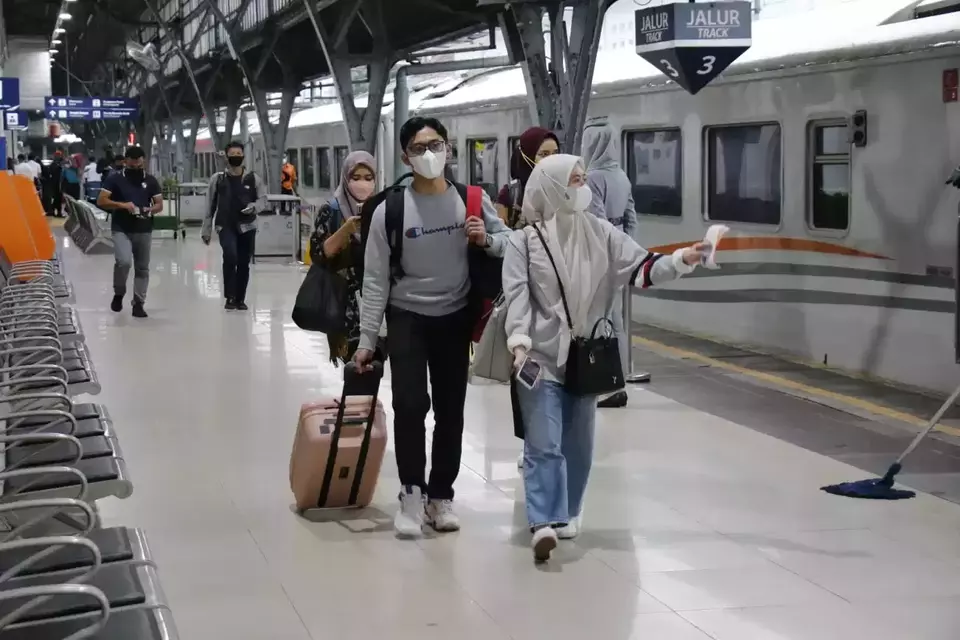 Ilustrasi penumpang kereta api di stasiun, mereka akan melakukan perjalanan mudik hingga liburan.