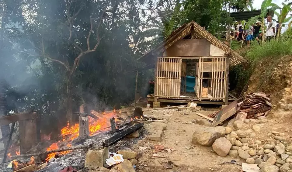 Dua bangunan rumah di Sukabumi, Jawa Barat, dibongkar paksa dan dibakar oleh warga setempat karena digunakan sebagai tempat mesum.