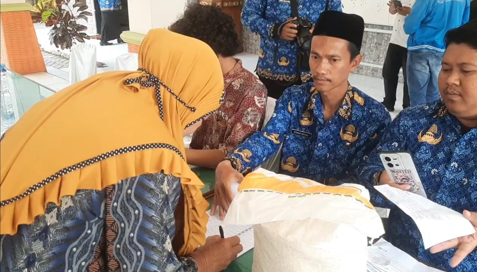 Stabilkan Harga Beras Jelang Nataru, Bantuan Beras Di Sidoarjo Kembali ...