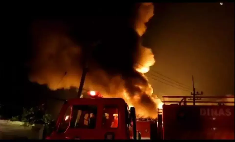 Sebuah gudang tiner milik CV Rajawali Chernical di Kalianak, Surabaya, Jawa Timur terbakar, Senin, 18 Desember 2023 malam. Akibat kebakaran ini, enam orang terluka.
