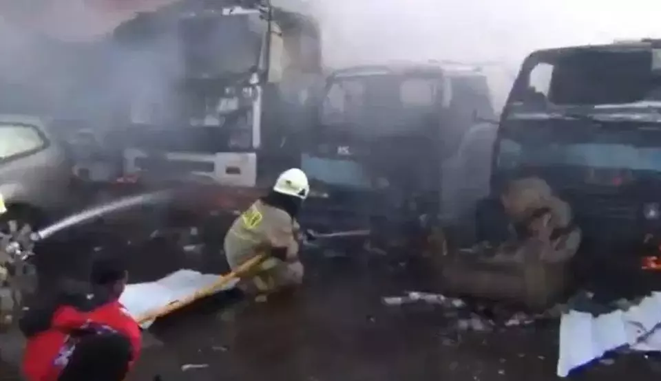 Sebanyak 20 mobil derek tak terpakai di kantor Suku Dinas Perhubungan Rawa Buaya, Cengkareng, Jakarta Barat, terbakar, Rabu 20 Desember 2023 sore.