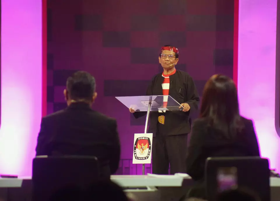 Calon wakil presiden nomor urut 3 Mahfud MD menyampaikan gagasannya saat debat calon wakil presiden Pemilu 2024 di JCC, Jakarta, Jumat, 22 Desember 2023.