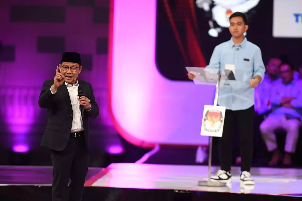 Calon wakil presiden nomor urut 1 Muhaimin Iskandar (kiri) menyampaikan gagasannya disaksikan cawapres nomor urut 2 Gibran Rakabuming Raka (kanan) saat debat calon wakil presiden Pemilu 2024 di JCC, Jakarta, Jumat, 22 Desember 2023.