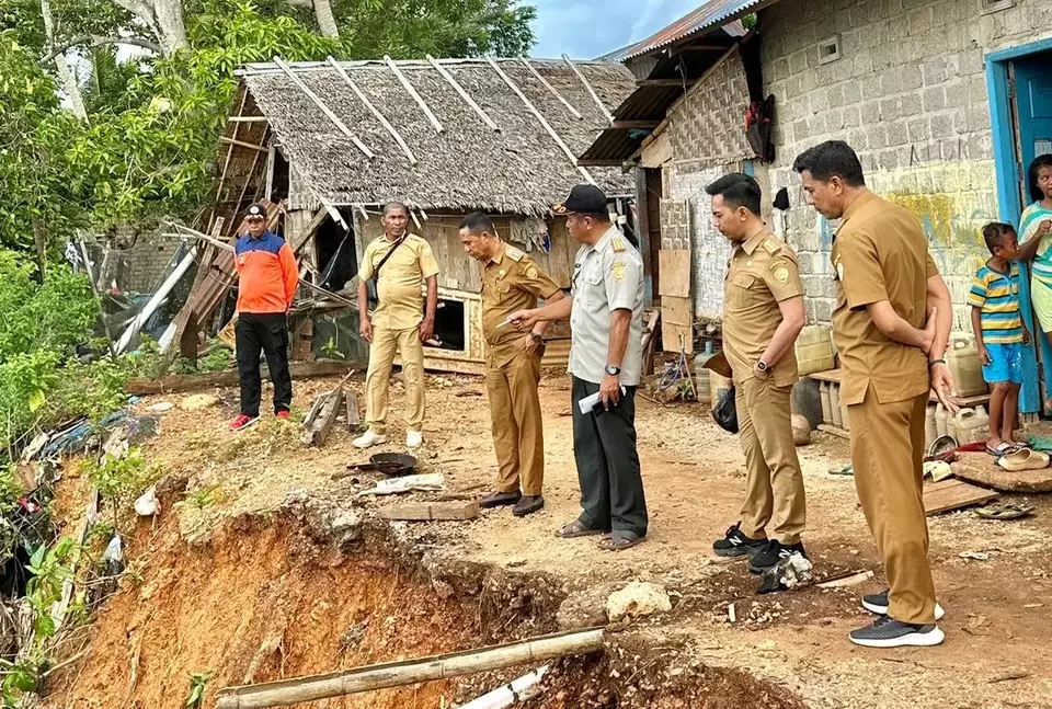 Cuaca buruk disertai hujan deras yang terjadi di Kota Baubau, Sulawesi Tenggara (Sulteng), selama sepekan terakhir membuat tanah di sekitar permukiman warga di Kecamatan Kokalukuna, Kelurahan Liwuto, mengalami longsor.