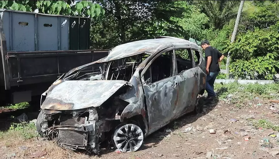 Sebuah minibus dengan pelat nomor DR 1841 AR dibakar warga seusai menabrak seorang pengendara sepeda motor hingga tewas, Minggu, 24 Desember 2023.